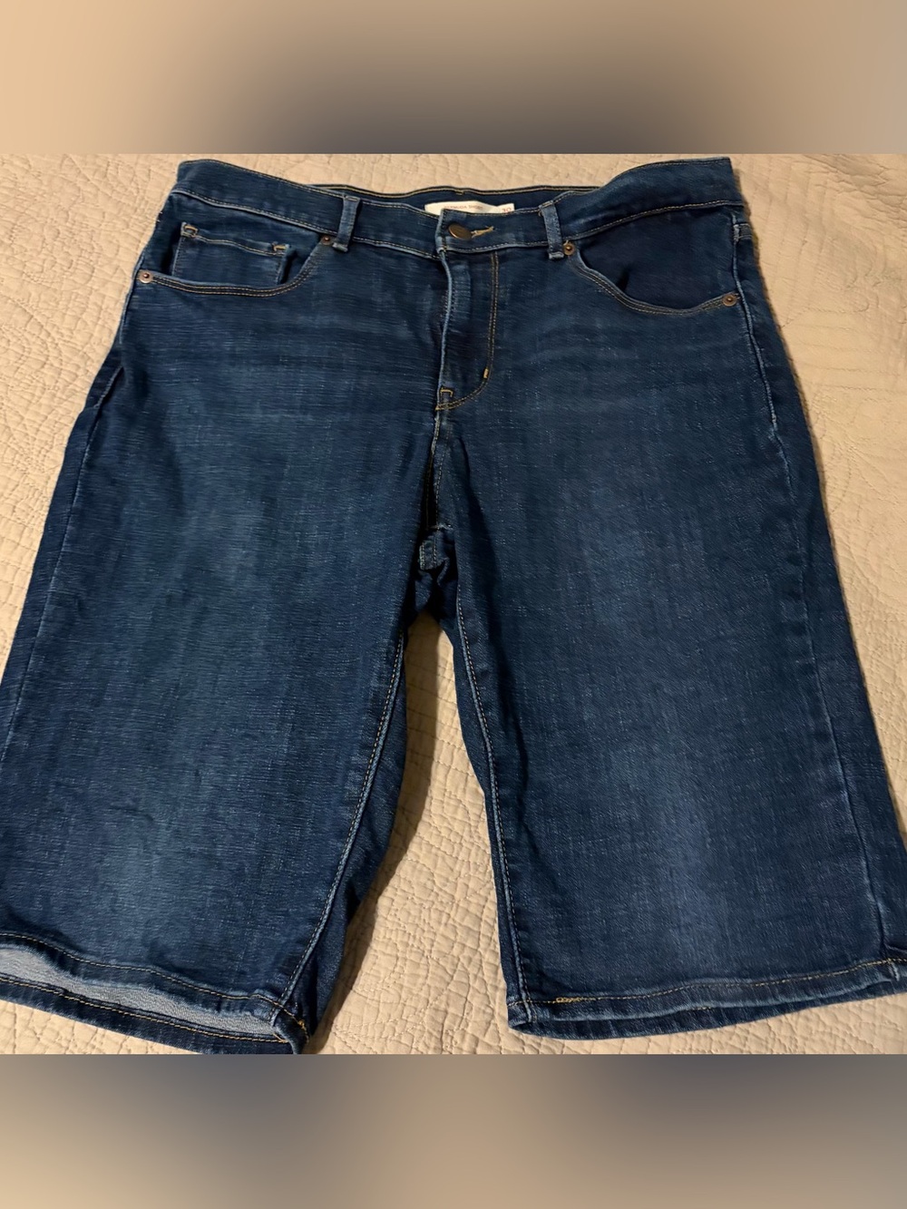Levi’s Women’s Bermuda Shorts. Size 10/M (30 waist). Dark blue wash. EUC.